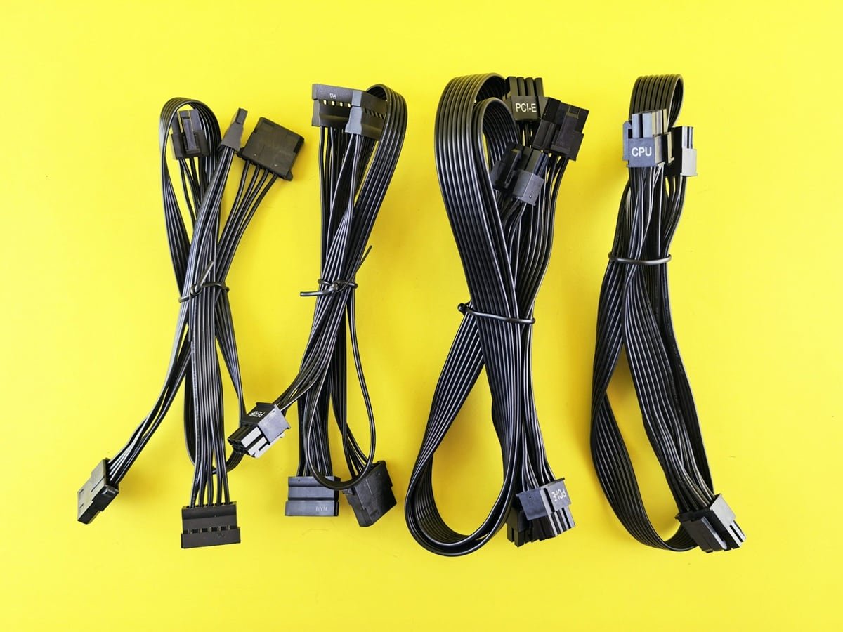 Cables de una fuente de alimentación para PC, mostrando conectores SATA, PCIe y CPU utilizados para alimentar los distintos componentes del equipo.
