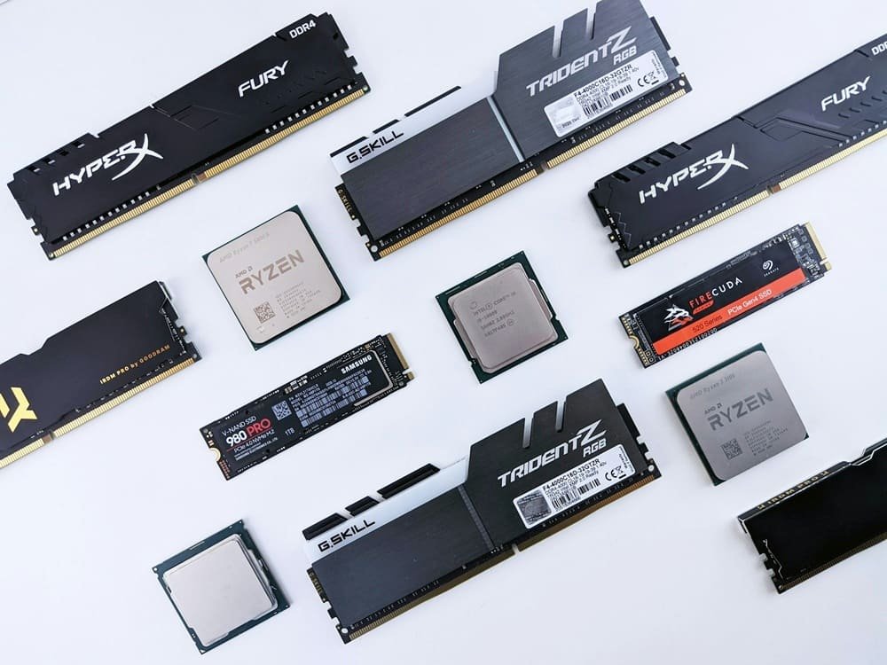 procesadores, memoria RAM y SSD sobre una superficie blanca