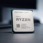 Fotografía minimalista del procesador AMD Ryzen 7 5800X con iluminación de estudio y fondo desenfocado, utilizada en análisis de rendimiento en 2026.