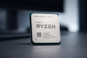 Fotografía minimalista del procesador AMD Ryzen 7 5800X con iluminación de estudio y fondo desenfocado, utilizada en análisis de rendimiento en 2026.