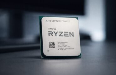 Fotografía minimalista del procesador AMD Ryzen 7 5800X con iluminación de estudio y fondo desenfocado, utilizada en análisis de rendimiento en 2026.