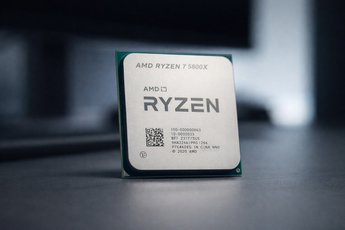 amd-ryzen-7-5800x-analisis-2026-techplanet Fotografía minimalista del procesador AMD Ryzen 7 5800X con iluminación de estudio y fondo desenfocado, utilizada en análisis de rendimiento en 2026.