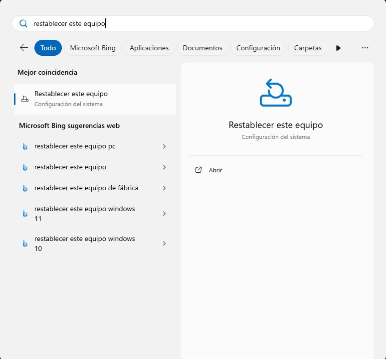 Interfaz de búsqueda de Windows 11 mostrando el panel de "Mejor coincidencia" con la opción "Restablecer este equipo" resaltada tras escribir el comando en la barra de tareas.