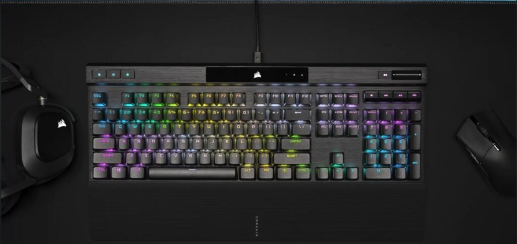 Teclado mecánico gaming Corsair K70 RGB PRO de formato completo, con teclado numérico, iluminación RGB y construcción de aluminio.