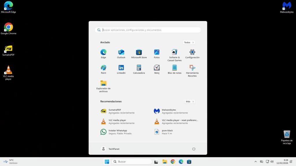 Escritorio de Windows 11 con fondo negro, iconos de Chrome, VLC y Malwarebytes, mostrando el menú de inicio con el usuario TechPlanet antes de realizar el restablecimiento de fábrica.