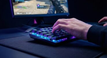 Jugador compitiendo en una partida de shooter utilizando uno de los mejores teclados para e-sports de 2026 con iluminación RGB y formato compacto.
