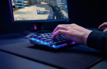 Jugador compitiendo en una partida de shooter utilizando uno de los mejores teclados para e-sports de 2026 con iluminación RGB y formato compacto.