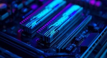 Módulos de memoria RAM instalados en una placa base de ordenador moderno