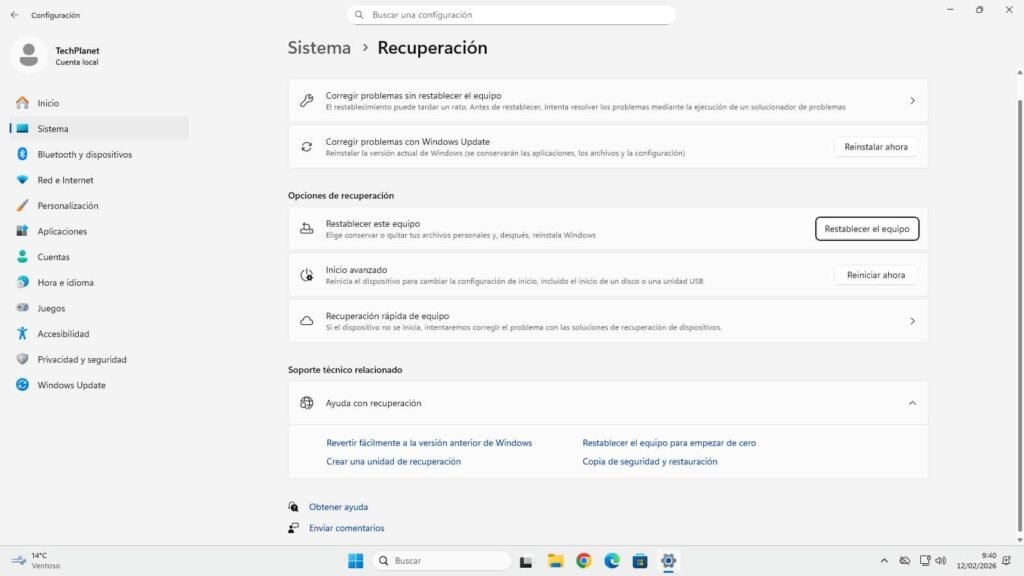 Panel de configuración de Windows 11 en la sección Sistema > Recuperación, resaltando el botón "Restablecer el equipo" junto al usuario TechPlanet