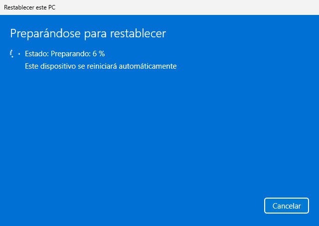 Pantalla azul de carga de Windows 11 con el mensaje "Preparándose para restablecer" y el estado de progreso al 6%, indicando que el dispositivo se reiniciará automáticamente