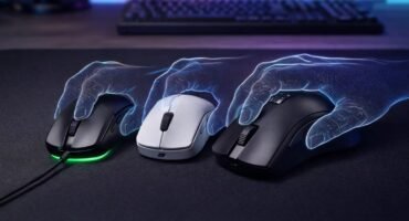 Comparativa de ratón según el tamaño de tu mano con tres modelos gaming de distintos tamaños sobre alfombrilla negra y contorno holográfico representando ergonomía.