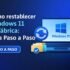 Imagen destacada que muestra una ilustración de Windows 11 con un icono de restablecimiento y el título “Cómo restablecer Windows 11 de fábrica: Guía Paso a Paso” sobre fondo azul tecnológico.