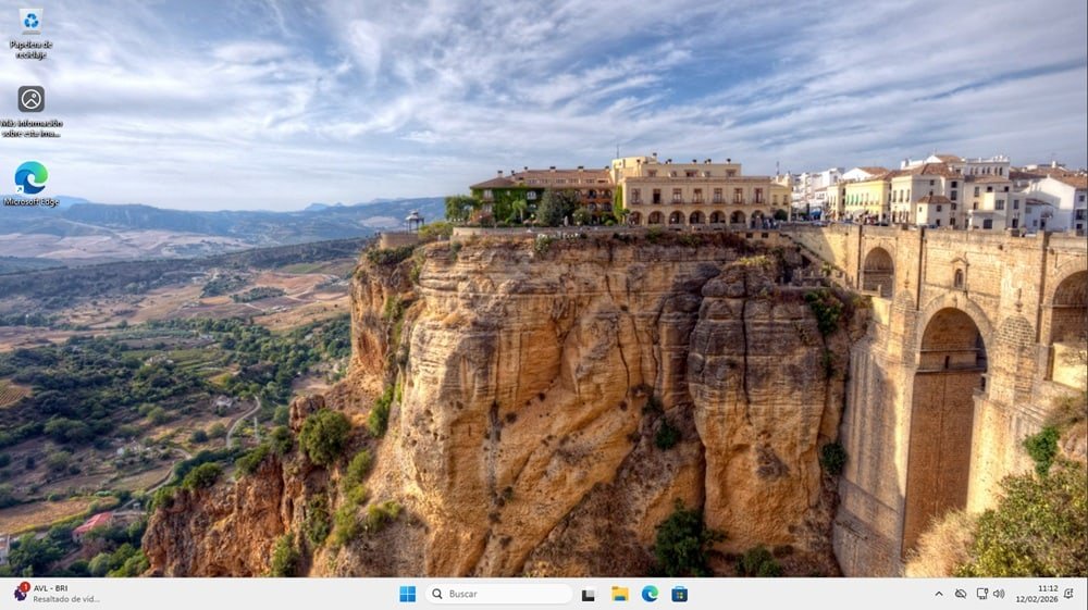 Escritorio de Windows 11 completamente limpio tras el restablecimiento de fábrica, mostrando el fondo de pantalla predeterminado del sistema y la ausencia de aplicaciones instaladas anteriormente.