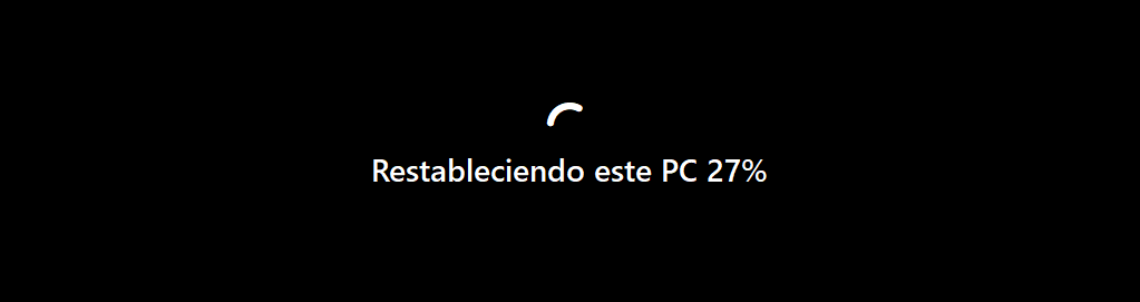 Pantalla de Windows 11 mostrando el progreso del restablecimiento de fábrica con el mensaje “Restableciendo este PC 27%