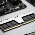Módulo de memoria RAM instalado sobre una placa base con herramientas de destornillador al lado.
