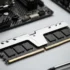 Módulo de memoria RAM instalado sobre una placa base con herramientas de destornillador al lado.