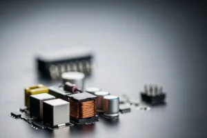 Gemini ha dicho Una toma de primer plano con enfoque selectivo de componentes electrónicos montados en una placa de circuito impreso de color negro.