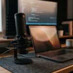 Primer plano de un micrófono en un escritorio moderno, solución volumen bajo micrófono Windows