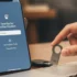 Una persona utiliza una clave de seguridad Yubi para autenticación de dos factores en un teléfono móvil.