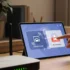 Una persona toca la pantalla de una tablet donde están las opciones de red principal y red de invitados.