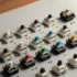 Conjunto de interruptores mecánicos para teclados dispuestos en una superficie plana.