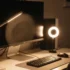 Mujer sentada en setup, con dos lamparas de luz calida en frente de un monitor