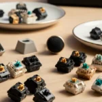 Varias piezas de interruptores mecánicos de teclado y resortes dispuestas sobre una mesa.