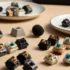 Varias piezas de interruptores mecánicos de teclado y resortes dispuestas sobre una mesa.