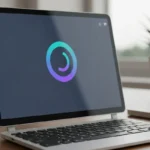 Laptop moderna con una pantalla que muestra un logotipo circular colorido, situada sobre una mesa.