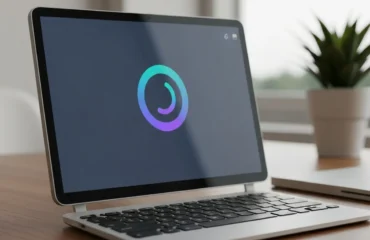 cloud-gaming-portatil-viejo-geforce-now-xbox-cloud Laptop moderna con una pantalla que muestra un logotipo circular colorido, situada sobre una mesa.