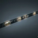 Tira de película fotográfica de 35 milímetros iluminada en diagonal sobre fondo azulado oscuro. Imagen generada con IA.