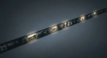 Tira de película fotográfica de 35 milímetros iluminada en diagonal sobre fondo azulado oscuro. Imagen generada con IA.