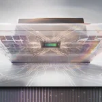 Portátil abierto visto desde abajo mostrando componentes internos con circuitos luminosos y ventiladores, sobre fondo con líneas de datos abstractas.