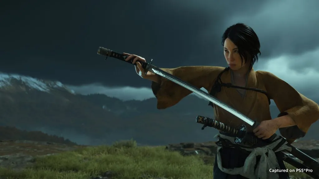 Atsu, protagonista de Ghost of Yōtei, desenvaina una katana ante un cielo de tormenta en una captura del juego en PS5 Pro