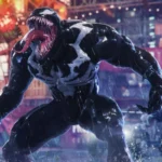 Venom, el simbionte negro con la lengua fuera, bajo la lluvia en una calle con luces de neón en Marvel's Spider-Man 2