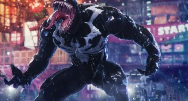 Venom, el simbionte negro con la lengua fuera, bajo la lluvia en una calle con luces de neón en Marvel's Spider-Man 2