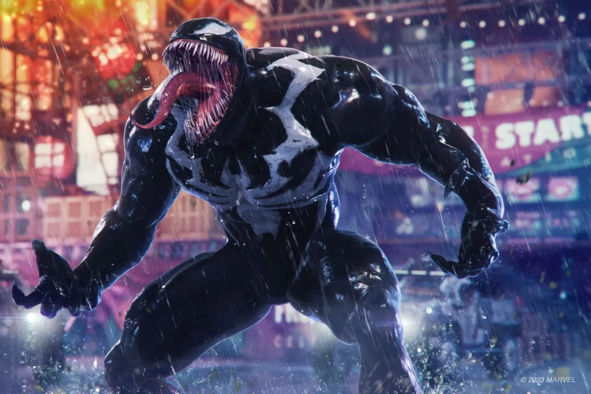 244-nate-the-hate-insomniac-sigue-desarrollando-juego-venom Venom, el simbionte negro con la lengua fuera, bajo la lluvia en una calle con luces de neón en Marvel's Spider-Man 2