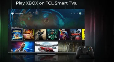 Imagen promocional de Xbox con la app de Xbox Cloud Gaming en un televisor TCL y un mando delante