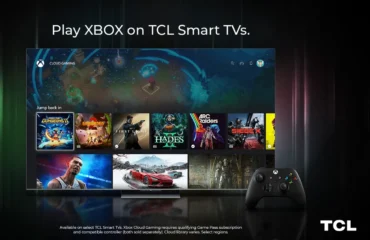 252-xbox-cloud-gaming-tcl-limite-15-horas Imagen promocional de Xbox con la app de Xbox Cloud Gaming en un televisor TCL y un mando delante