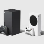 Xbox Series X, con ranura para discos, y Xbox Series S, sin lector, junto a sus mandos