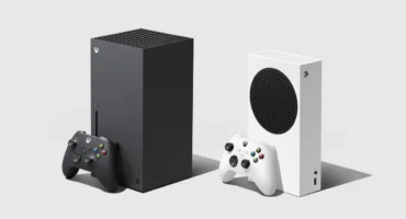 Xbox Series X, con ranura para discos, y Xbox Series S, sin lector, junto a sus mandos