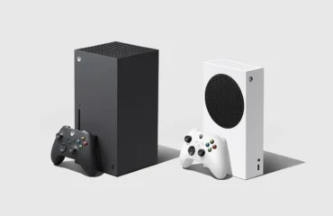 254-xbox-problemas-lectores-discos-informe Xbox Series X, con ranura para discos, y Xbox Series S, sin lector, junto a sus mandos