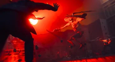 Figura a contraluz golpea a una criatura que sale despedida bajo una luz roja en un combate de CONTROL Resonant