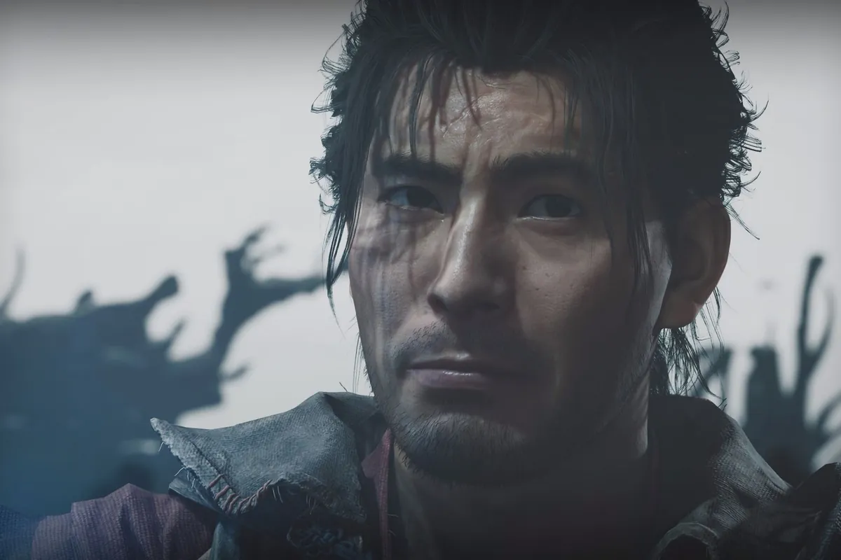 274-onimusha-way-of-the-sword-millon-ventas-primer-dia Rostro de un hombre con el pelo oscuro y mojado, expresión seria, ante un fondo desenfocado claro con siluetas de ramas