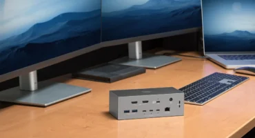 Dock Thunderbolt 5 de OWC con dos puertos HDMI en un escritorio con dos monitores y un portátil