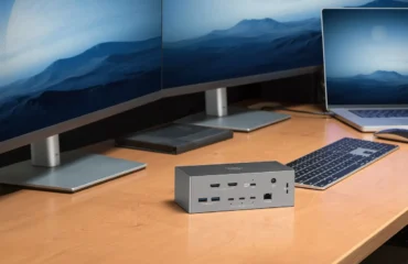 286-owc-dock-thunderbolt-5-doble-hdmi-140w Dock Thunderbolt 5 de OWC con dos puertos HDMI en un escritorio con dos monitores y un portátil