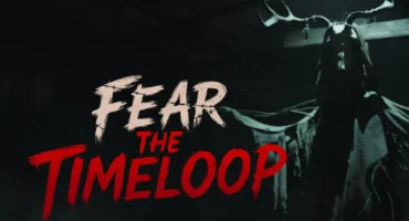 Arte oficial de Fear The Timeloop: una criatura con cornamenta cuelga del techo de un hospital junto al logotipo del juego