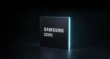 Chip de memoria DDR5 de Samsung sobre fondo negro