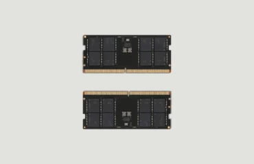 321-framework-rebaja-ram-32gb-64gb-framework-13-pro Dos módulos de memoria de Framework vistos de frente, con sus chips negros y el conector dorado, sobre un fondo gris claro.