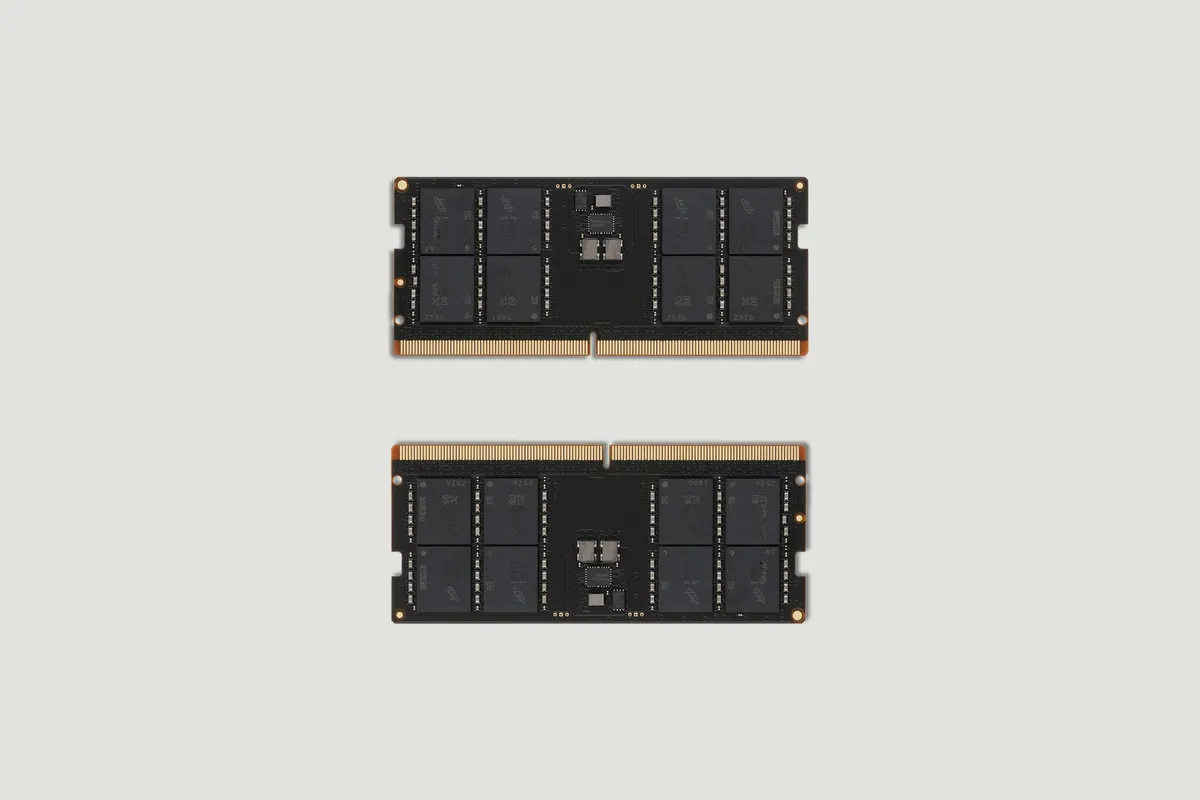 321-framework-rebaja-ram-32gb-64gb-framework-13-pro Dos módulos de memoria de Framework vistos de frente, con sus chips negros y el conector dorado, sobre un fondo gris claro.